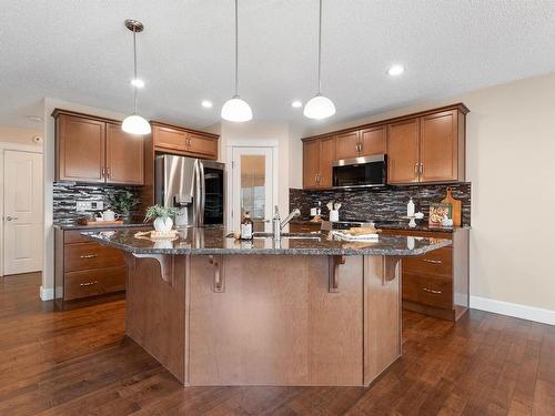 3231 Whitelaw Drive, Edmonton, AB - Indoor Photo Showing Kitchen With Upgraded Kitchen