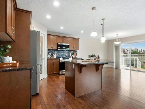 3231 Whitelaw Drive, Edmonton, AB - Indoor Photo Showing Kitchen With Upgraded Kitchen