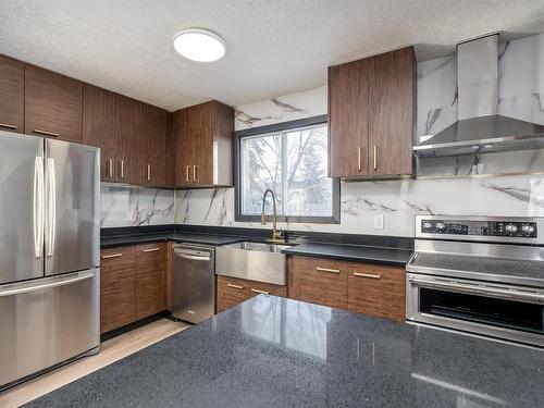 54 Westglen Crescent, Spruce Grove, AB - Indoor Photo Showing Kitchen With Stainless Steel Kitchen With Double Sink