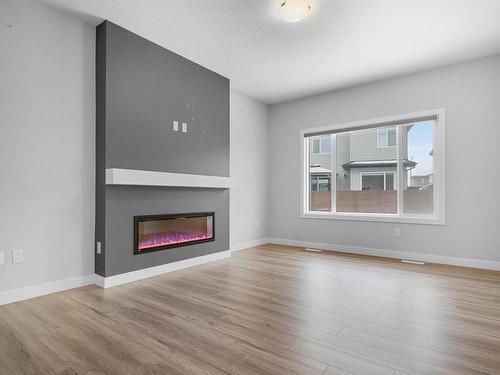 6 Kingsbury Circle, Spruce Grove, AB - Indoor Photo Showing Living Room With Fireplace