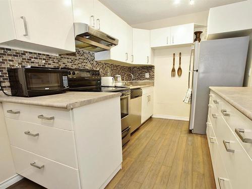 10 13570 38 Street, Edmonton, AB - Indoor Photo Showing Kitchen