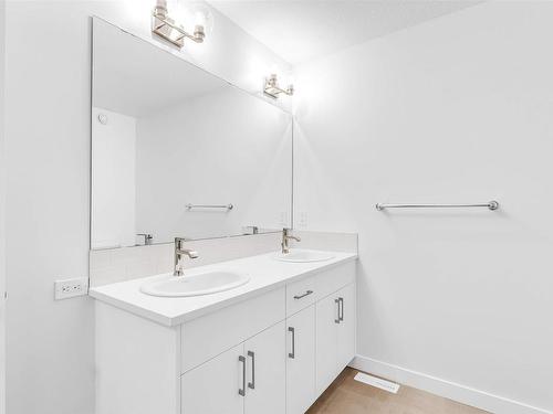 2215 Muckleplum Crescent, Edmonton, AB - Indoor Photo Showing Bathroom