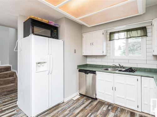 9105 Morinville Drive, Morinville, AB - Indoor Photo Showing Kitchen With Double Sink