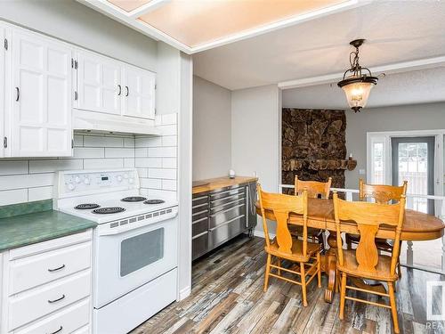 9105 Morinville Drive, Morinville, AB - Indoor Photo Showing Kitchen