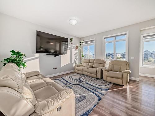 4631 175 Avenue, Edmonton, AB - Indoor Photo Showing Living Room