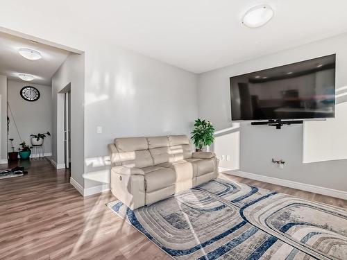 4631 175 Avenue, Edmonton, AB - Indoor Photo Showing Living Room