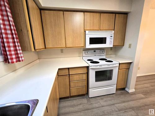 3582 42 Street Nw, Edmonton, AB - Indoor Photo Showing Kitchen