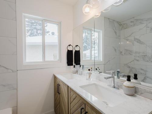 10403 65 Avenue, Edmonton, AB - Indoor Photo Showing Bathroom