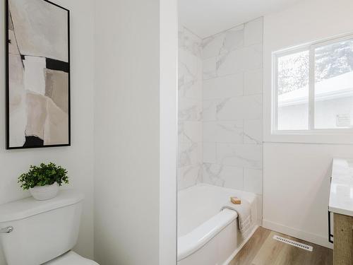 10403 65 Avenue, Edmonton, AB - Indoor Photo Showing Bathroom