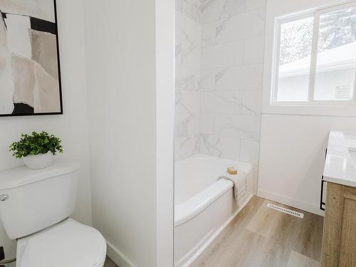 10403 65 Avenue, Edmonton, AB - Indoor Photo Showing Bathroom