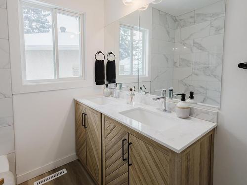 10403 65 Avenue, Edmonton, AB - Indoor Photo Showing Bathroom