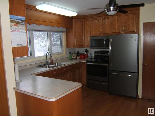 4221 50 Street, Vegreville, AB - Indoor Photo Showing Kitchen With Double Sink