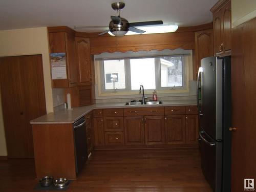 4221 50 Street, Vegreville, AB - Indoor Photo Showing Kitchen With Double Sink