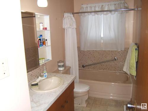 4221 50 Street, Vegreville, AB - Indoor Photo Showing Bathroom