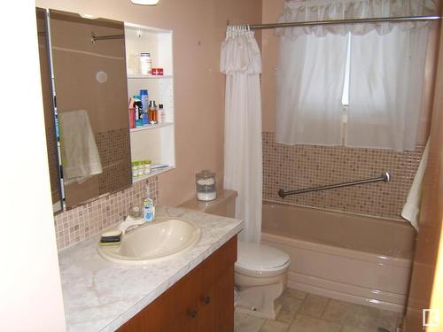 4221 50 Street, Vegreville, AB - Indoor Photo Showing Bathroom