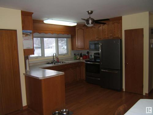 4221 50 Street, Vegreville, AB - Indoor Photo Showing Kitchen With Double Sink