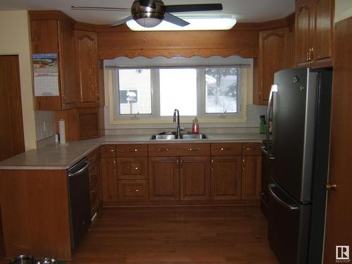 4221 50 Street, Vegreville, AB - Indoor Photo Showing Kitchen With Double Sink