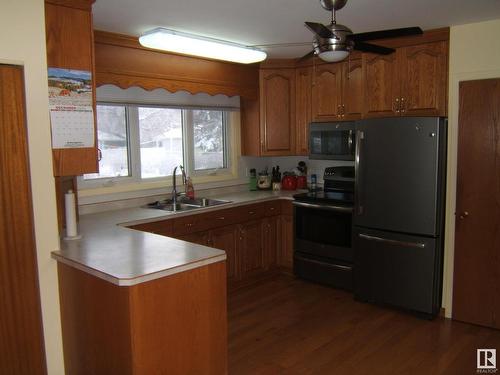 4221 50 Street, Vegreville, AB - Indoor Photo Showing Kitchen With Double Sink