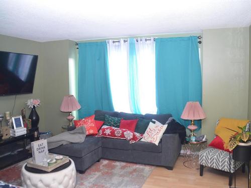 5818 162A Avenue, Edmonton, AB - Indoor Photo Showing Living Room