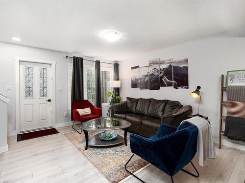 23 1005 Graydon Hill Boulevard, Edmonton, AB - Indoor Photo Showing Living Room