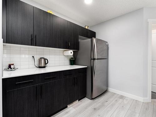 23 1005 Graydon Hill Boulevard, Edmonton, AB - Indoor Photo Showing Kitchen