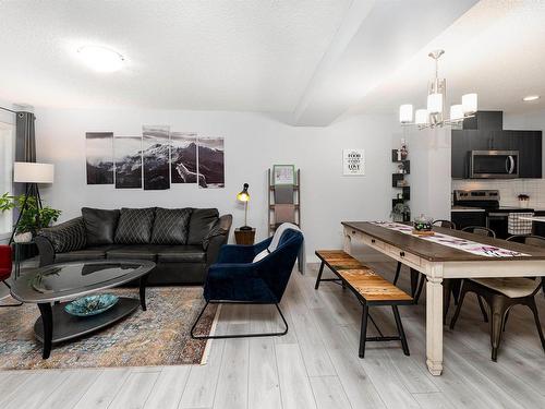 23 1005 Graydon Hill Boulevard, Edmonton, AB - Indoor Photo Showing Living Room