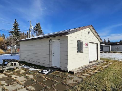 10 2 Avenue, Winfield, AB 