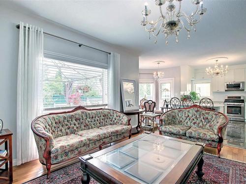 329 Heath Road, Edmonton, AB - Indoor Photo Showing Living Room