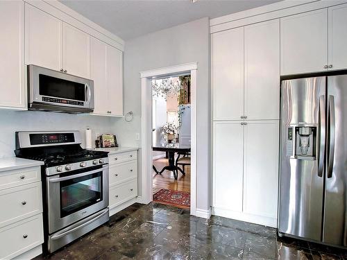 329 Heath Road, Edmonton, AB - Indoor Photo Showing Kitchen