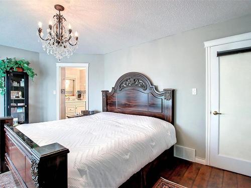 329 Heath Road, Edmonton, AB - Indoor Photo Showing Bedroom