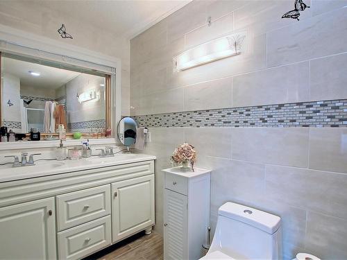 329 Heath Road, Edmonton, AB - Indoor Photo Showing Bathroom