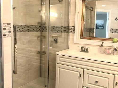 329 Heath Road, Edmonton, AB - Indoor Photo Showing Bathroom