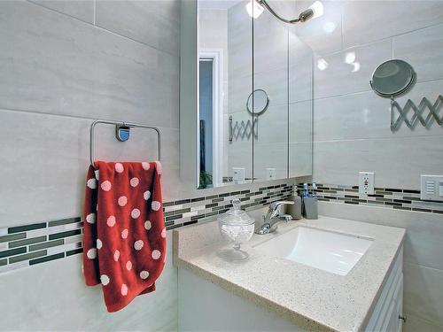 329 Heath Road, Edmonton, AB - Indoor Photo Showing Bathroom