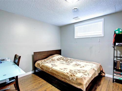 329 Heath Road, Edmonton, AB - Indoor Photo Showing Bedroom