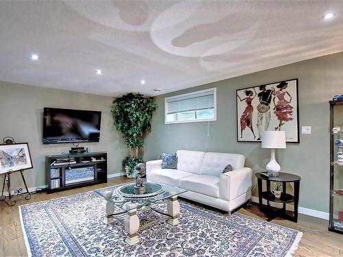 329 Heath Road, Edmonton, AB - Indoor Photo Showing Living Room