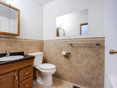 10814 51 Avenue, Edmonton, AB - Indoor Photo Showing Bathroom