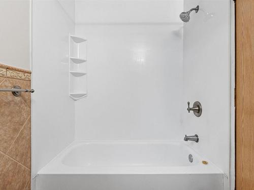 10814 51 Avenue, Edmonton, AB - Indoor Photo Showing Bathroom