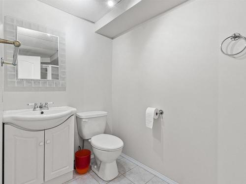 10814 51 Avenue, Edmonton, AB - Indoor Photo Showing Bathroom