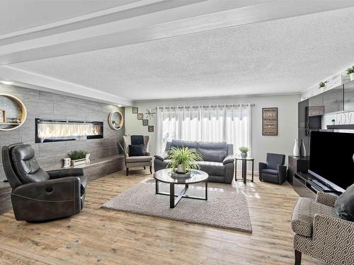 2 8516 Hwy 16, Rural Yellowhead, AB - Indoor Photo Showing Living Room