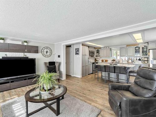 2 8516 Hwy 16, Rural Yellowhead, AB - Indoor Photo Showing Living Room