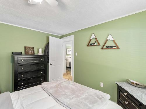 2 8516 Hwy 16, Rural Yellowhead, AB - Indoor Photo Showing Bedroom