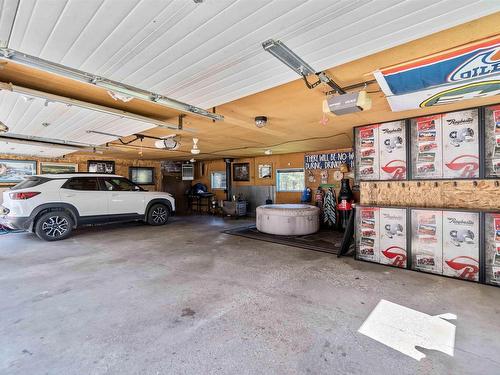 2 8516 Hwy 16, Rural Yellowhead, AB - Indoor Photo Showing Garage