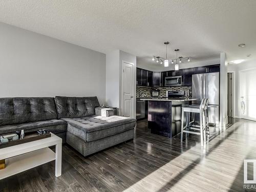 35 3305 Orchards Link Link, Edmonton, AB - Indoor Photo Showing Living Room