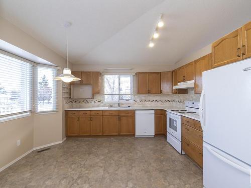 78 Highwood Bay, Devon, AB - Indoor Photo Showing Kitchen