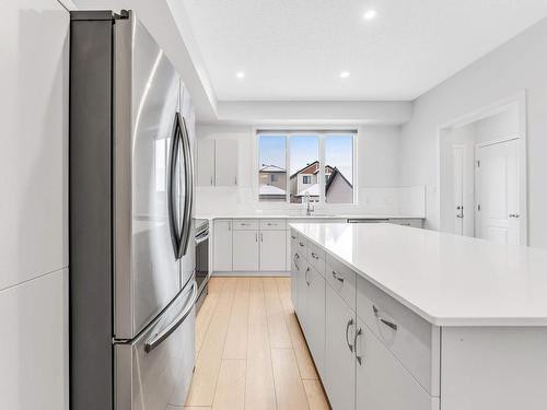 1687 Cavanagh Boulevard, Edmonton, AB - Indoor Photo Showing Kitchen With Upgraded Kitchen