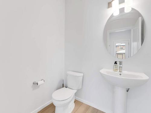 1687 Cavanagh Boulevard, Edmonton, AB - Indoor Photo Showing Bathroom