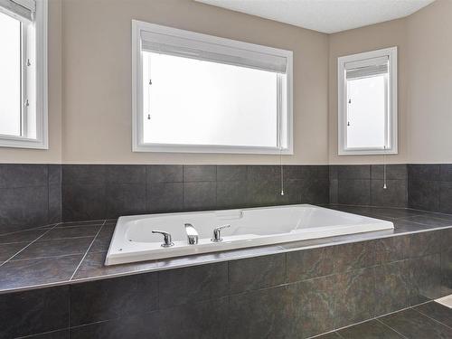 6111 11 Avenue, Edmonton, AB - Indoor Photo Showing Bathroom