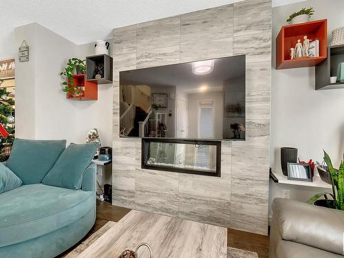 5650 Juchli Avenue, Edmonton, AB - Indoor Photo Showing Living Room