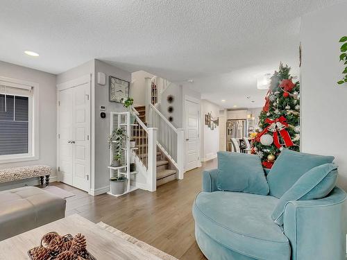 5650 Juchli Avenue, Edmonton, AB - Indoor Photo Showing Living Room