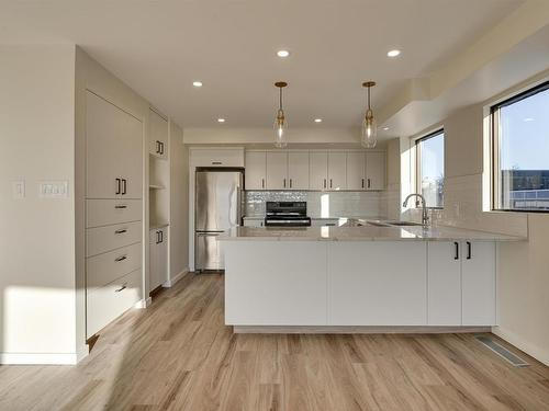 1 11960 100 Avenue, Edmonton, AB - Indoor Photo Showing Kitchen With Upgraded Kitchen